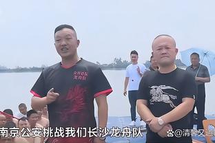 贝克汉姆与印度传奇板球选手交换球衣，小贝的我团白衣23?